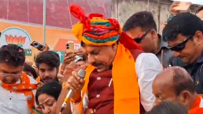MP News: CM Mohan Yadav was giving speech in Chhatarpur when broken platform