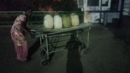 Satna News Water containers are being carried on stretchers patients are not getting any