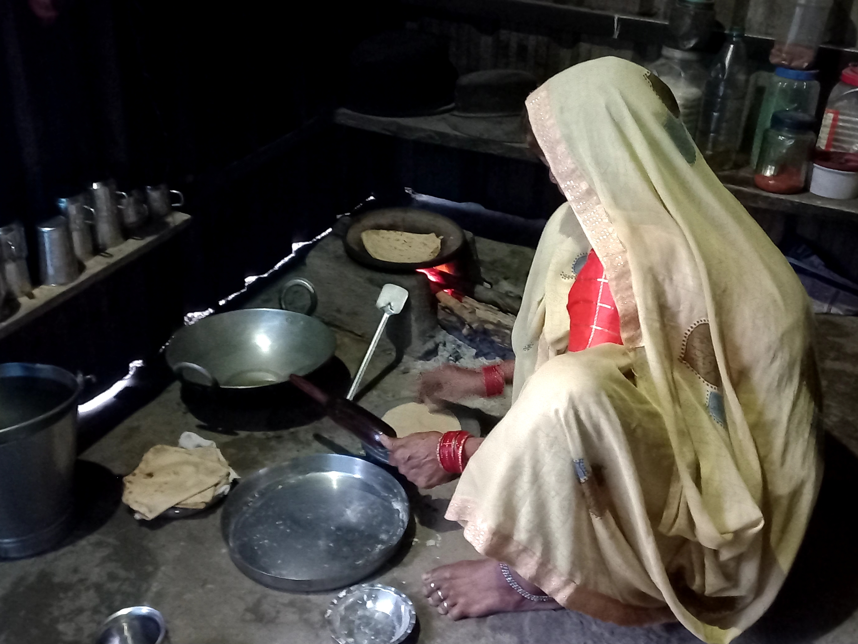 टीन शेड में रहने वाले लोगों की समस्या है कि 10 बाय 10 के कमरे में भी रहना, खाना और सोना पड़ता है।