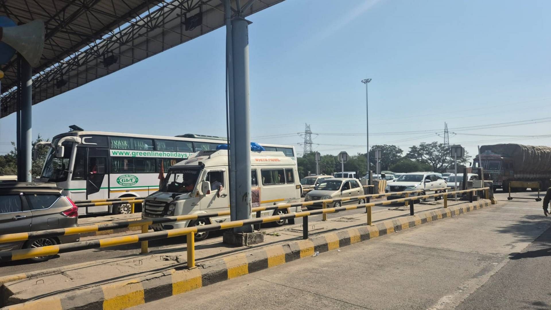 Maha Kumbh Traffic stopped for six hours at three toll taxes jam in Rewa-Satna Maihar and Katni