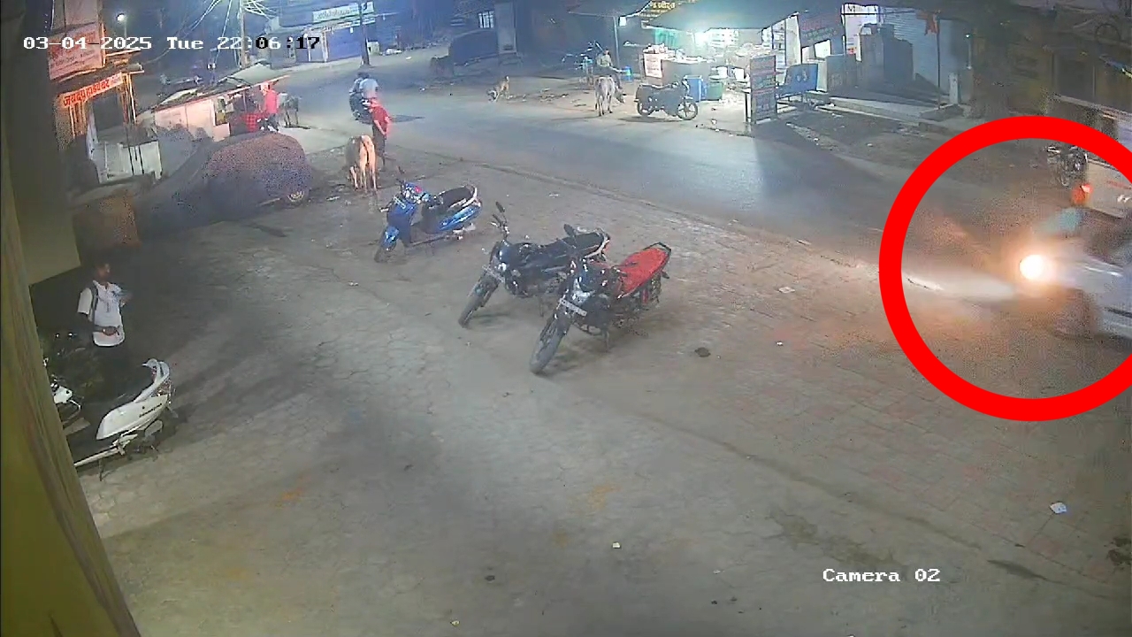 राहगीर को कार ने पीछे से टक्कर मारी, जिससे वो उछल गया।