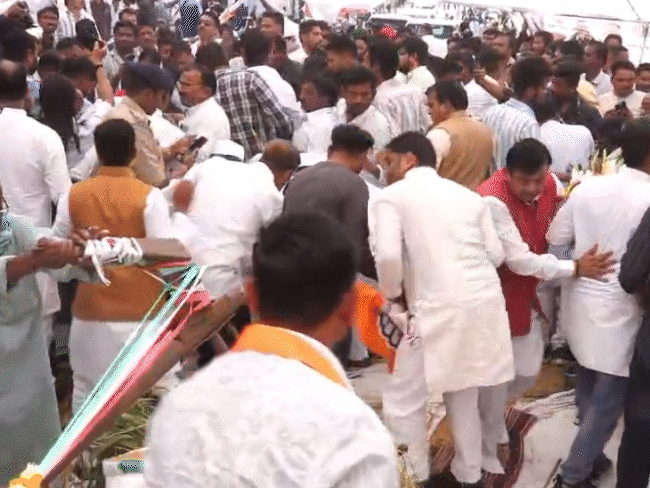 मंच गिरते ही अफरा-तफरी मच गई। घायलों को तुरंत उठाया गया।