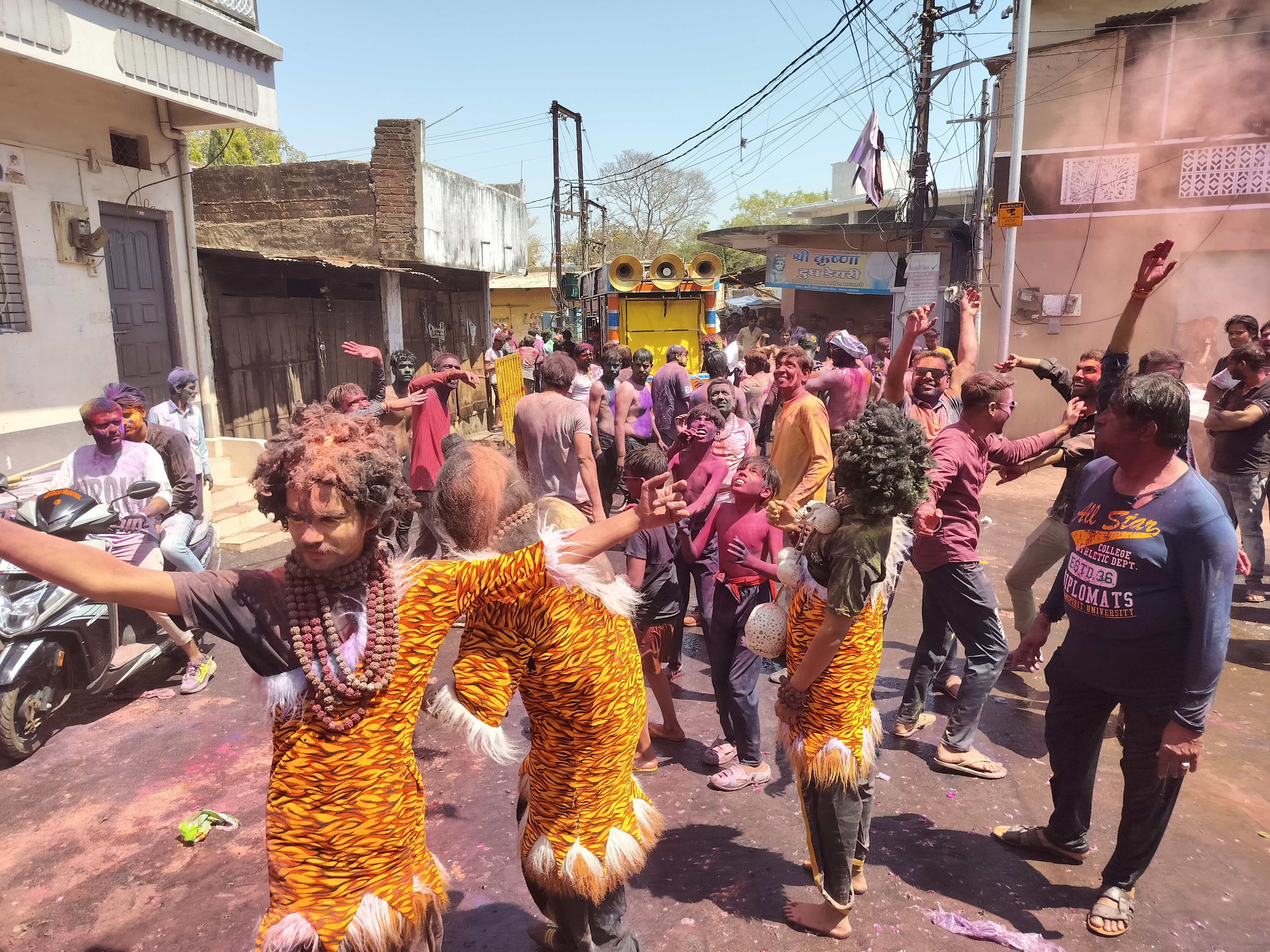 गेर में शामिल बच्चों ने भी रंगपंचमी मनाई।