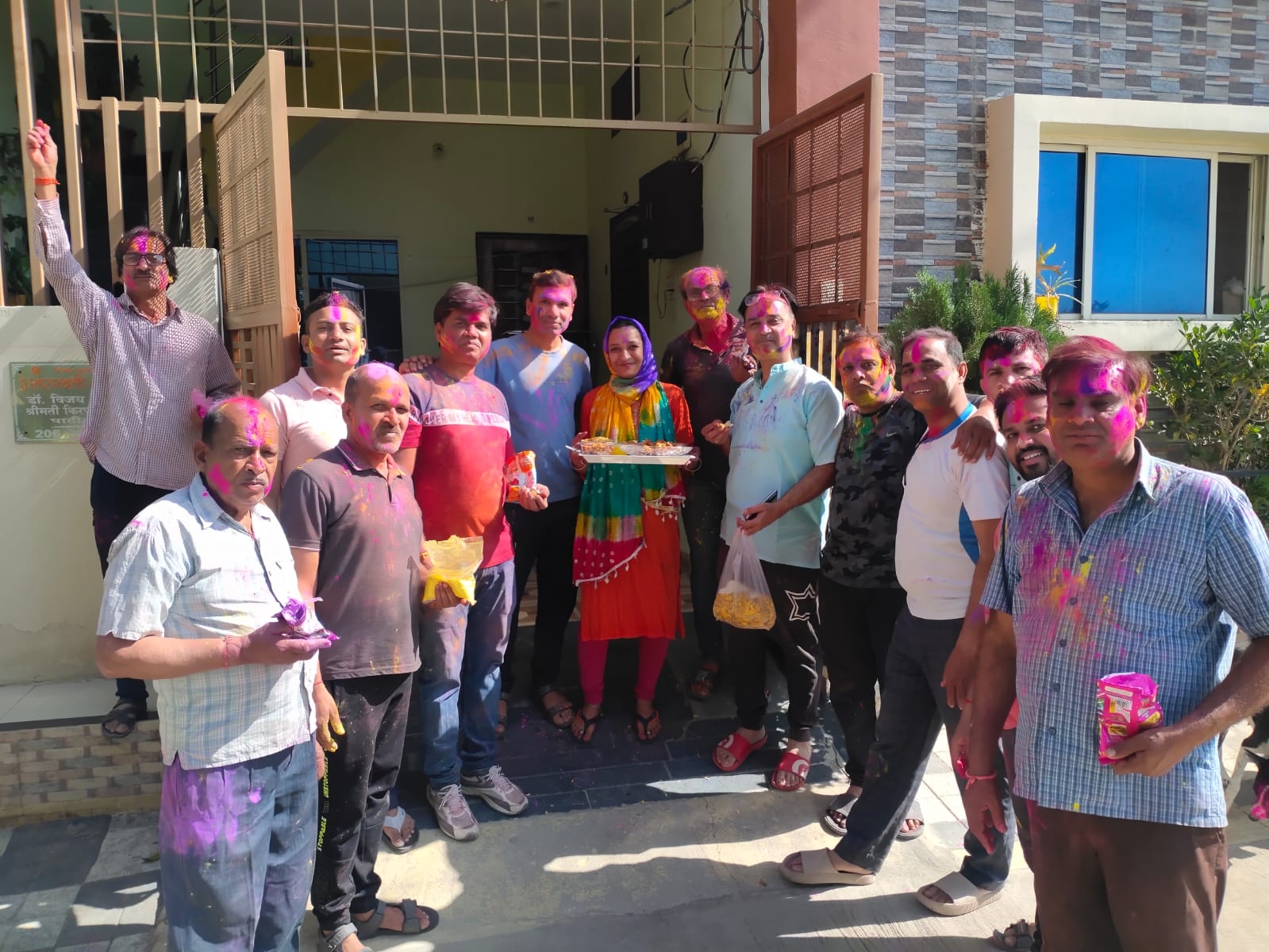 रंग गुलाल से सराबोर रहवासी
