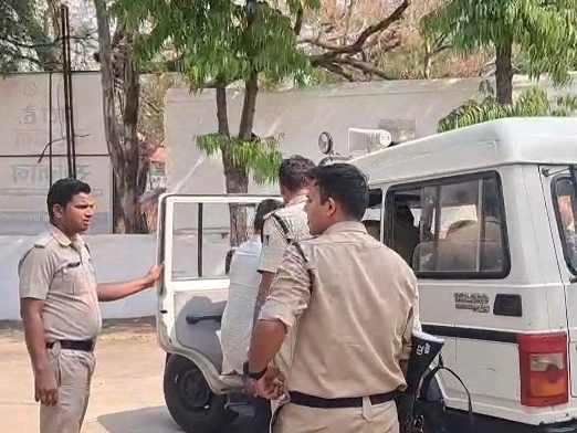 आरोपियों को कोर्ट ले जाती पुलिस।