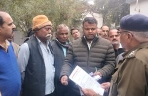 चोरी का खुलासा न होने पर सर्राफा व्यापारियों ने एसपी कार्यालय में सौंपा ज्ञापन