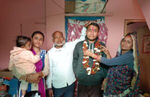 चूड़ियाँ बेचने वाली माँ का लाल अब करेगा देश की रखवाली: गरीबी को रौंदकर CISF जवान बना अनिकेत