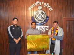 खाकी का गौरव: छतरपुर पुलिस के दो योद्धा हुए रिटायर; एसपी ने परिवार की तरह किया सम्मानित, दी भावुक विदाई..