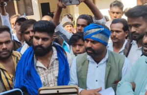 हमा में’आस्था’पर प्रहार: संत रविदास की प्रतिमा खंडित करने पर उबला आक्रोश; कोतवाली में भीम आर्मी का प्रदर्शन, चक्काजाम की चेतावनी