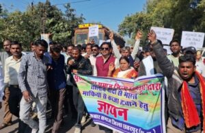 छतरपुर के तालाबों पर ‘मछली माफिया’ का खूनी पंजा: रैकवार समाज ने भरी हुंकार; बोले- “कलेक्टर साहब! हमारी रोजी-रोटी बचाओ, मेला ग्राउंड से कलेक्ट्रेट तक गूंजी इंकलाब की आवाज