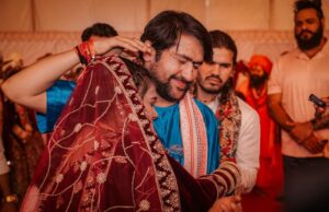 बागेश्वर सरकार से लिपटकर रो पड़ीं बेटियां, धरती पर उतरा देवलोक: जगद्गुरु के आशीर्वाद और संतों के साये में संपन्न हुआ मानवता का सबसे बड़ा ‘पाणिग्रहण’