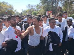 छतरपुर में सिस्टम बनाम ‘ब्लैक कोट’: मान-मनौव्वल और गलतफहमी के बीच वकीलों का विद्रोह! सड़क पर अर्धनग्न होकर लेटे वकील, मोची को सौंपा ज्ञापन