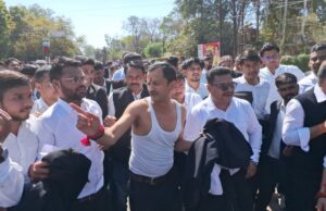 छतरपुर में सिस्टम बनाम ‘ब्लैक कोट’: मान-मनौव्वल और गलतफहमी के बीच वकीलों का विद्रोह! सड़क पर अर्धनग्न होकर लेटे वकील, मोची को सौंपा ज्ञापन