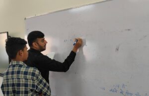 जब ‘शिक्षक’ की भूमिका में नजर आए कलेक्टर पार्थ जैसवाल: सांदीपनि स्कूल में बच्चों को सिखाए गणित के गुर; बोले “परीक्षा उत्सव है, तनाव नहीं”