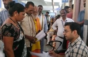 अस्पताल के गलियारे में बैठकर इलाज करने की यह तस्वीर उन डॉक्टरों के लिए एक सबक है जो मरीजों को सिर्फ एक नंबर समझते हैं