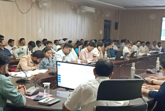 कलेक्टर पार्थ जैसवाल का सख्त रुख: उपार्जन केंद्रों पर न रुके खरीदी, जनगणना कार्य में लापरवाही पर होगी सीधी कार्रवाई