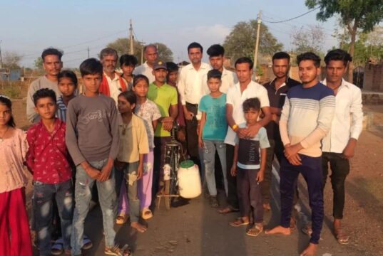 बकस्वाहा में बूंद-बूंद को तरसे ग्रामीण, पढ़ाई छोड़ पानी ढो रहीं मासूम बेटियां