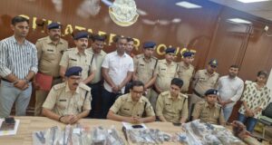 छतरपुर पुलिस का महा-धमाका: पूरी फैक्ट्री ज़ब्त, पर कट्टे निकले सिर्फ तीन!