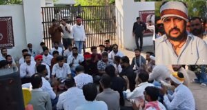 सुरेंद्र सिंह मौत मामला: करनी सेना का SP ऑफिस पर धावा! हनुमान चालीसा के साथ इंसाफ की हुंकार, घेराव से थमा प्रशासनिक कामकाज