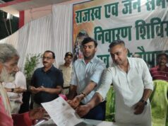 कलेक्टर की रात्रि चौपाल: विधायक के साथ बांटे ऑन द स्पॉट खुशहाली के पत्र; फौती नामांतरण में लापरवाही पर 2 पटवारियों पर मौके पर कार्यवाही, जनता ने सराहा प्रशासन का नया अंदाज़