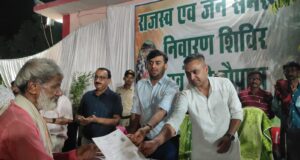 कलेक्टर की रात्रि चौपाल: विधायक के साथ बांटे ऑन द स्पॉट खुशहाली के पत्र; फौती नामांतरण में लापरवाही पर 2 पटवारियों पर मौके पर कार्यवाही, जनता ने सराहा प्रशासन का नया अंदाज़