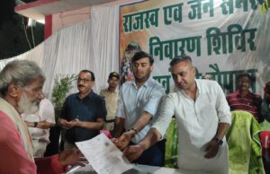 कलेक्टर की रात्रि चौपाल: विधायक के साथ बांटे ऑन द स्पॉट खुशहाली के पत्र; फौती नामांतरण में लापरवाही पर 2 पटवारियों पर मौके पर कार्यवाही, जनता ने सराहा प्रशासन का नया अंदाज़
