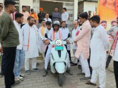 नेताओं का ग्रीन अवतार या कैमरों वाला पर्यावरण प्रेम? वीआईपी काफिला छोड़ जब ई-रिक्शा पर चमके मंत्री जी, बुंदेलखंड की जनता ने पूछे तीखे सवाल
