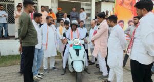 नेताओं का ग्रीन अवतार या कैमरों वाला पर्यावरण प्रेम? वीआईपी काफिला छोड़ जब ई-रिक्शा पर चमके मंत्री जी, बुंदेलखंड की जनता ने पूछे तीखे सवाल