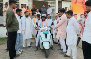 नेताओं का ग्रीन अवतार या कैमरों वाला पर्यावरण प्रेम? वीआईपी काफिला छोड़ जब ई-रिक्शा पर चमके मंत्री जी, बुंदेलखंड की जनता ने पूछे तीखे सवाल