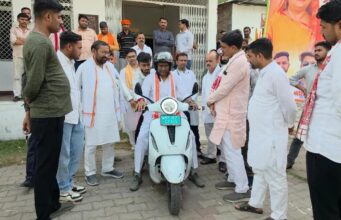 नेताओं का ग्रीन अवतार या कैमरों वाला पर्यावरण प्रेम? वीआईपी काफिला छोड़ जब ई-रिक्शा पर चमके मंत्री जी, बुंदेलखंड की जनता ने पूछे तीखे सवाल