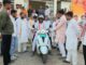 नेताओं का ग्रीन अवतार या कैमरों वाला पर्यावरण प्रेम? वीआईपी काफिला छोड़ जब ई-रिक्शा पर चमके मंत्री जी, बुंदेलखंड की जनता ने पूछे तीखे सवाल