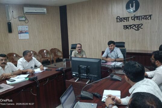 परफॉर्मेंस दिखाओ वरना घर जाओ: कलेक्टर की दोटूक—लापरवाह इंजीनियरों पर गिरी गाज, किसी की कटी सैलरी तो कोई हुआ सस्पेंड