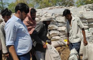 कलेक्टर के औचक निरीक्षण से उपार्जन केंद्रों पर मचा हड़कंप: लापरवाही पर सर्वेयर बर्खास्त; प्रबंधक की रुकी वेतन वृद्धि…
