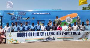 यूनिवर्सिटी कैंपस में उतरी वायुसेना की जादुई बस, प्रैक्टिकल अनुभव देख छात्र बोले- अबकी बार एयरफोर्स पार