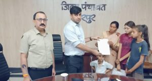 जब हुक्मरान बने हमदर्द: जनसुनवाई में विधवा मां की बेबसी देख भावुक हुए कलेक्टर, एक घंटे में थमाया बीपीएल कार्ड