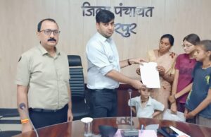 जब हुक्मरान बने हमदर्द: जनसुनवाई में विधवा मां की बेबसी देख भावुक हुए कलेक्टर, एक घंटे में थमाया बीपीएल कार्ड